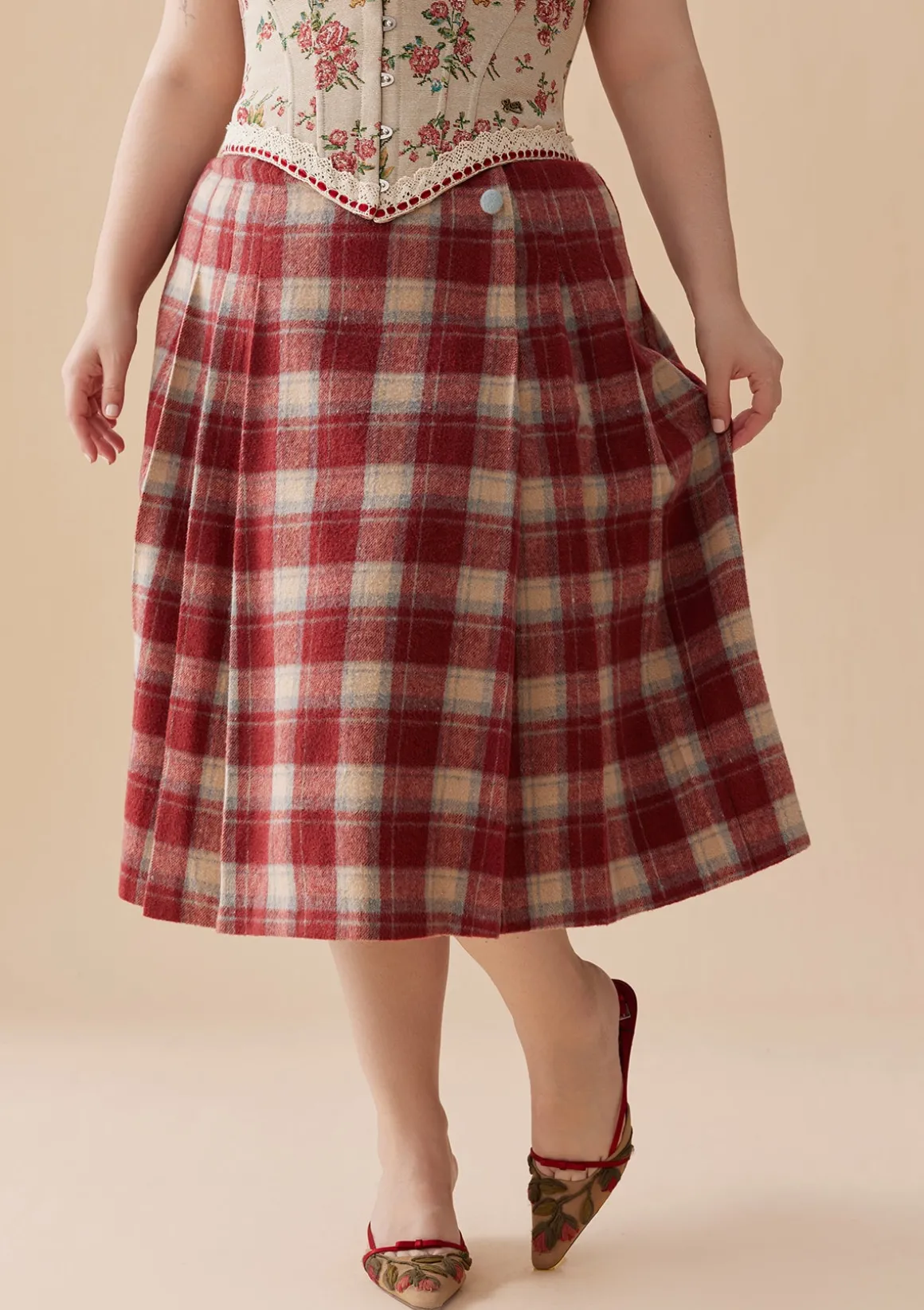 Curve & Plus Rosey Christmas Cottage Skirt
