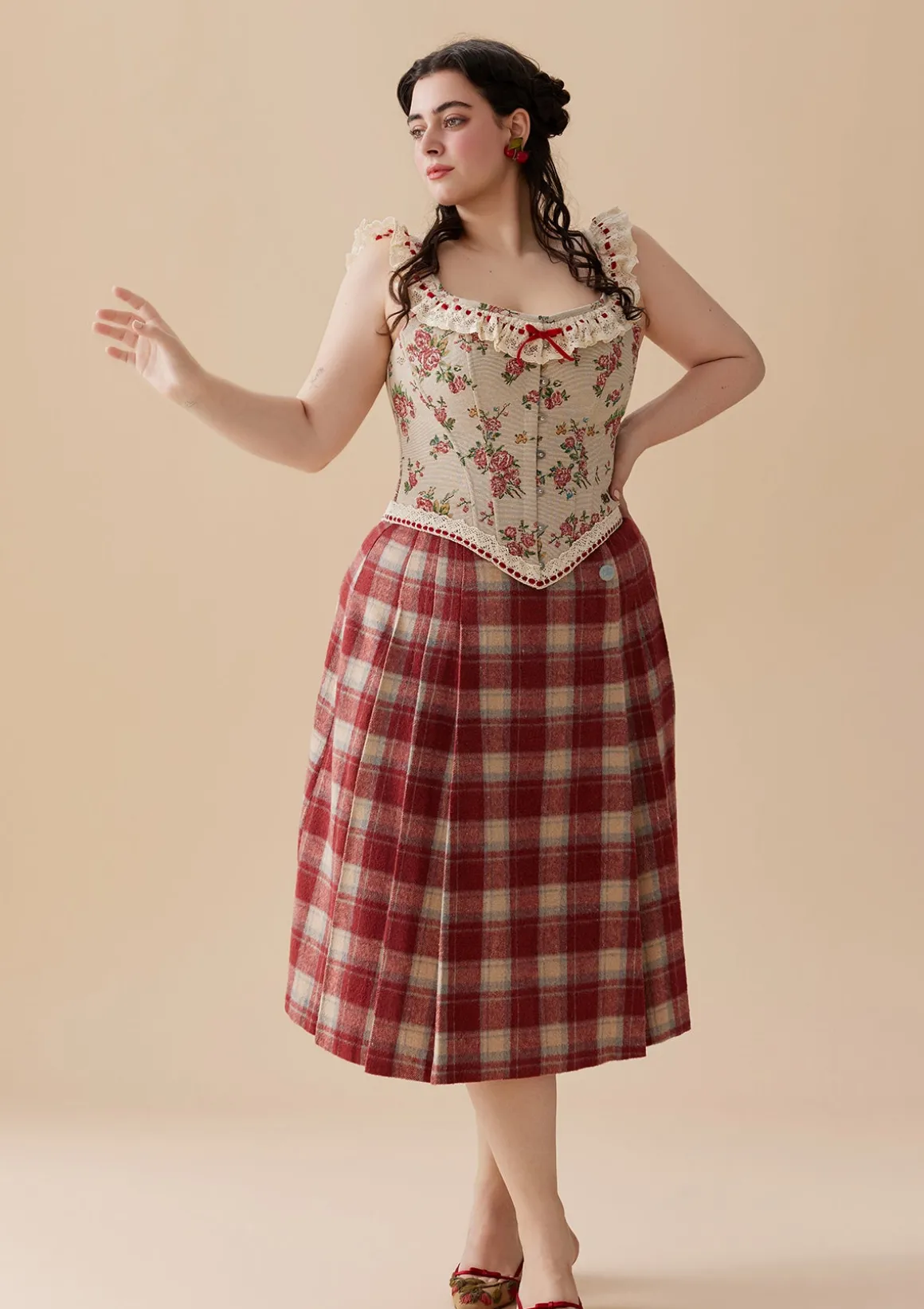 Curve & Plus Rosey Christmas Cottage Skirt