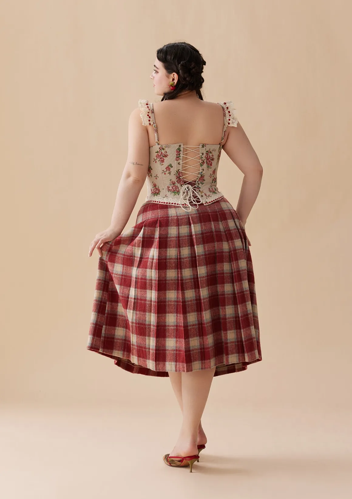 Curve & Plus Rosey Christmas Cottage Skirt