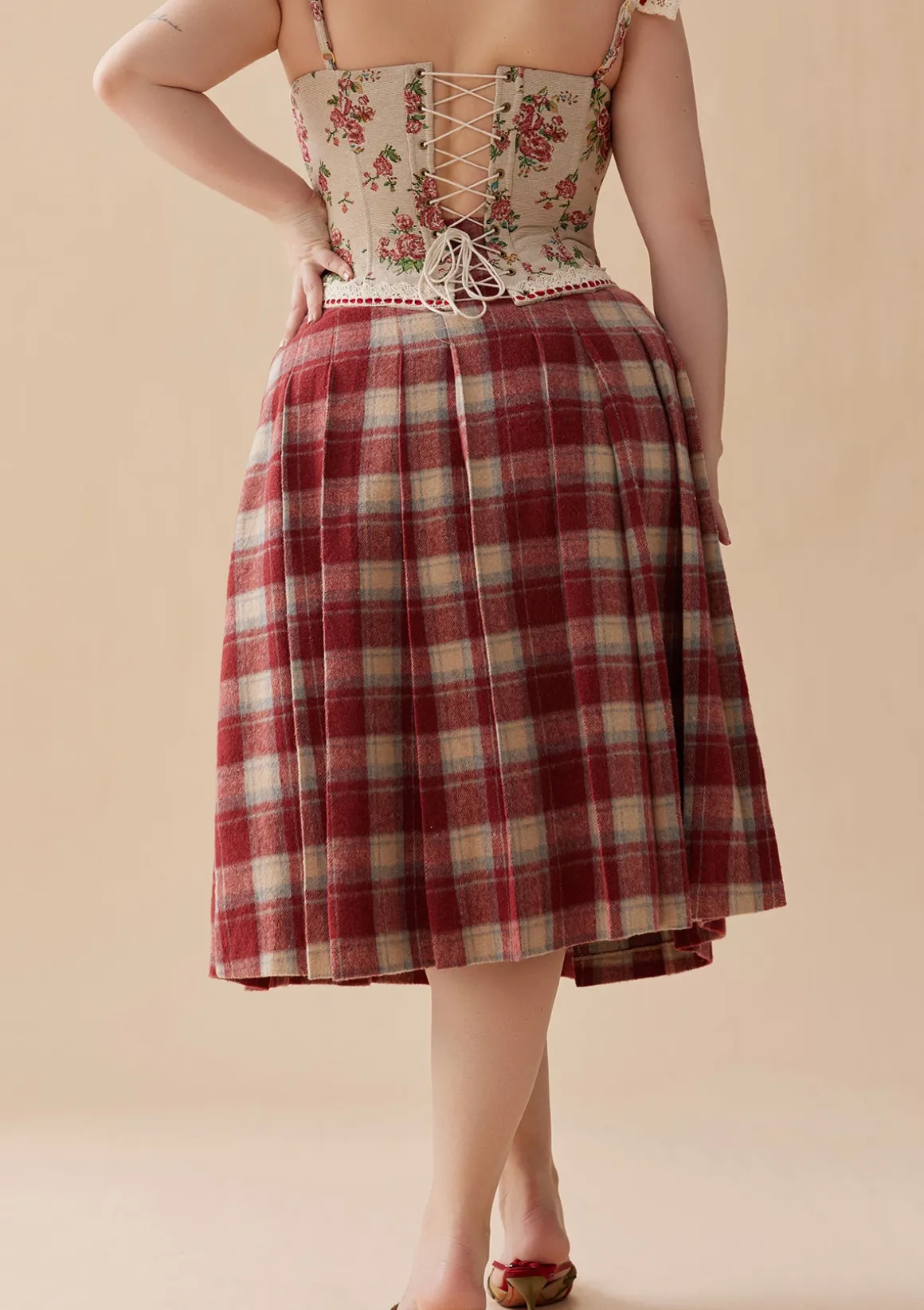 Curve & Plus Rosey Christmas Cottage Skirt
